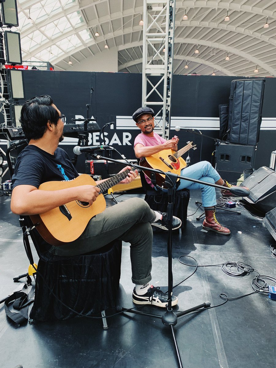 ffikriawan's tweet photo. Dulu saya jaman kuliah kalo gitaran di tongkrongan suka iseng main Anggur Merah sama Jakarta Motor City. Lucunya 10 taun berselang, jam 5 sore nanti bakal main lagu yang sama tapi di panggung sama beliau-beliau ini di Wall of Fades 🥹. Yok yg lagi santai mampir 🙏🏻 https://t.co/7ZjbUaSmWa