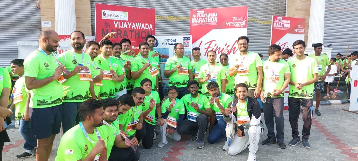 CustomsVijayaw1's tweet photo. Commemorating 60 yrs celebrations of Customs Act,1962 and to create awareness on Cancer,more than 50 officers of the CC(P),Vijayawada along with their family members participated in 5K/10K-Marathon(powered by Vijayawada Runners)on 20.11.22.@cbic_india @CustomsVizag @PIBHyderabad https://t.co/p7n3OuuqlQ