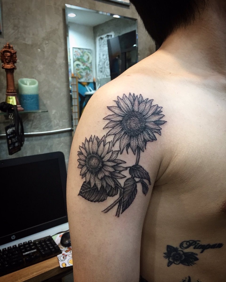 MarchtattooS's tweet photo. sunflowers whip shade
 สอบถามติดตามผลงานเพิ่มเติมได้ที่ Fb:March Tattoo Studio IG:Marchtattooist,Marchtattoostudio 
#sunflower #sunflowertattoo  #sunflowers #flowers #flowertattoo #สัก #สักลาย #ลายสัก #ร้านสักกรุงเทพ #ร้านสักถนนข้าวสาร #ถนนข้าวสาร #ร้านสัก #ดอกทานตะวัน #สักดอกไม้ https://t.co/poWuMk0VjV