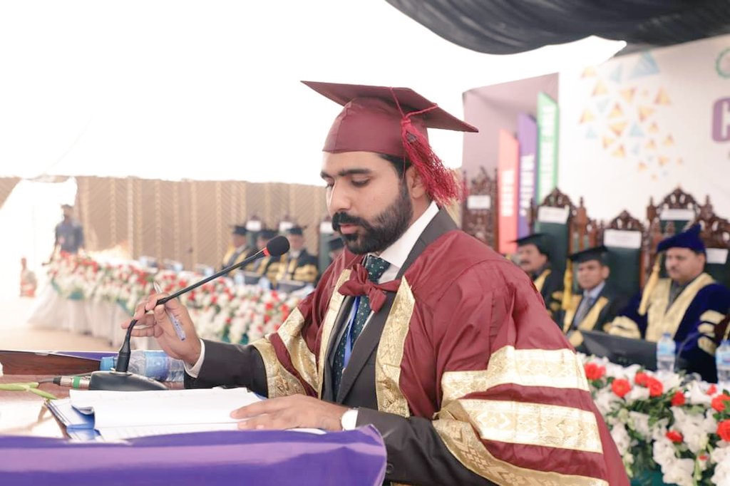 DnShoaibAziz's tweet photo. Thanks to the owner of knowledge and the creator. I have hosted The second convocation of Jamia Khawaja Farid . I am extremely grateful to all the devotees and critics of this journey. https://t.co/YzqNDXUkpf