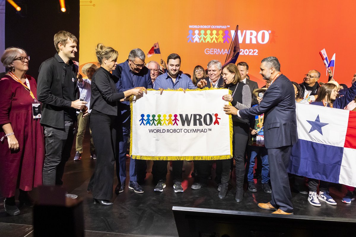 Die World Robot Olympiad begeistert Kinder und Jugendliche für Technik und zeigt ihnen die neuen Möglichkeiten von #Robotik und #KI, so <a href="/MonaNeubaur/">Mona Neubaur</a>. Das ist wichtig für unsere Gesellschaft, denn sie werden die Zukunft gestalten. <a href="/WROOfficial/">World Robot Olympiad</a> <a href="/stadtdortmund/">Stadt Dortmund</a> #WRO2022 #NRW