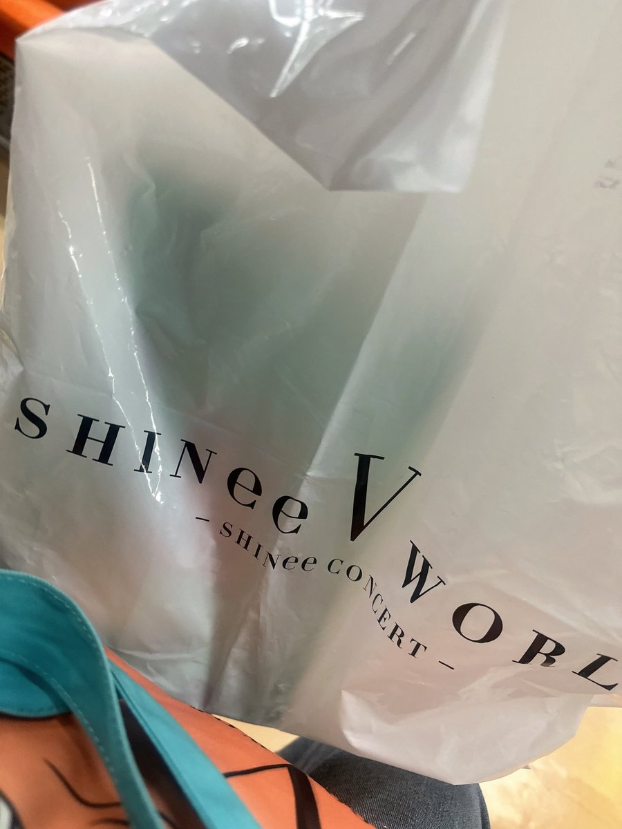 2884K's tweet photo. 今日隣に座った本国ペンの方が日本人ですか？って聞いてきて、プレゼントですって渡してくれた😭
韓国語出来ないから翻訳機で一緒に楽しみましょうって打ったらうんって頷いてて可愛かった🤤💕
インスタかTwitter交換しておけばよかったと後悔した、、
これだからシャヲルはやめられない😚👊🏻
#KEYLAND https://t.co/lwJlmSCfMx