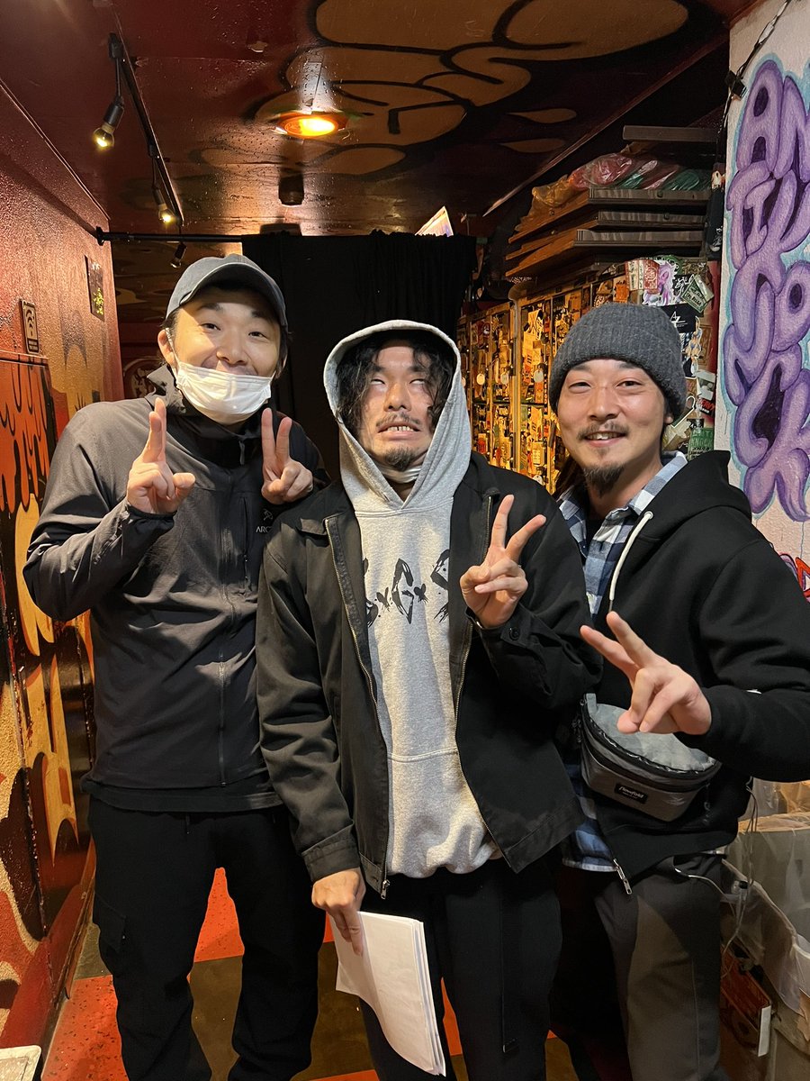 UGTWO's tweet image. グレイトなギタリスト2名に挟まれました！！！
#LEXT
#radiobug