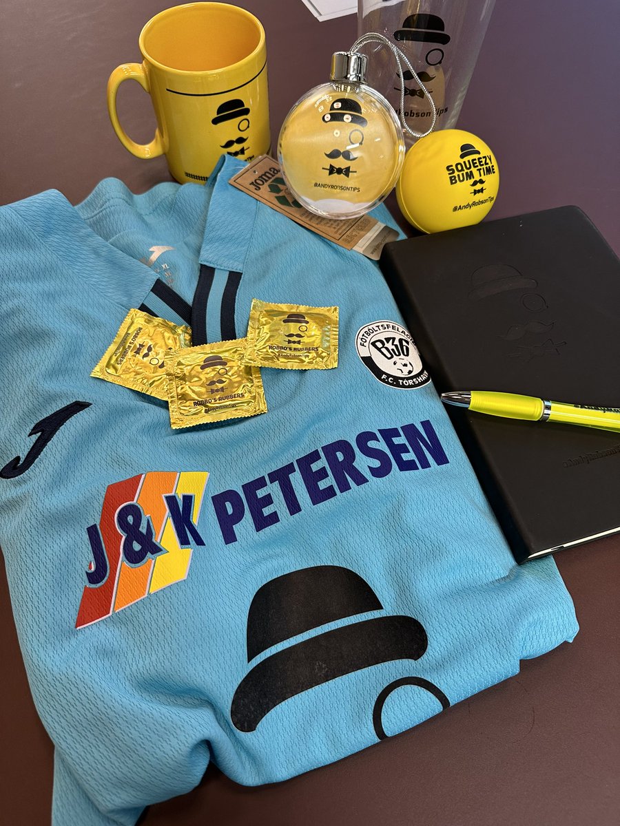 AndyRobsonTips's tweet image. Giveaway? 20 more boxes? Why not eh.

🎁 @B36 shirt, pint glass, Robbo Rubbers, notepad, pen, mug, stress ball &amp;amp; an Xmas bauble.

To enter:

🔤 Follow: @AndysBetClubUK 

🔄 RT the @AndysBetClubUK pinned tweet

5x boxes will also include a £20 free bet Golden Ticket.

Go go go.