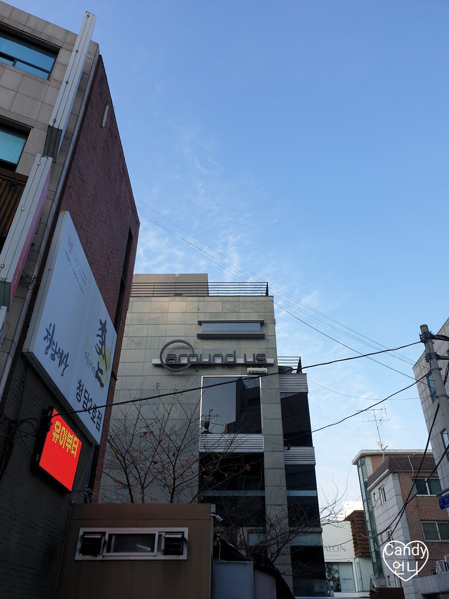 seoul_by_candy's tweet photo. 🏠ご近所さんとの井戸端会議で...
どうやら #HIGHLIGHT 所属の #around_us エンターテイメント が、旧 #JYP社屋 に移転するらしい...と。
それを聞いて、点と線が繋がりました💡
旧JYP社屋は数日前から、リモデリングおじさんの出入りで忙しそうでしたし、around usも人の出入りを頻繁に見ましたよ👀 https://t.co/pCnWEODKkw