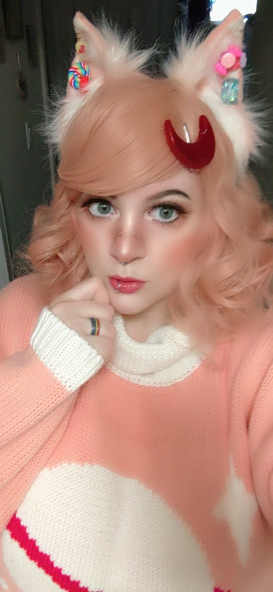 OokamiBlu's tweet photo. Went to thetabooshow today. It was so much fun!!!! Just wore a cute cozy outfit today. I loved the performances! And spending time with my friends! 

#thetabooshow #selfies #cosplay #adayoffun https://t.co/2LaVZgk2yJ