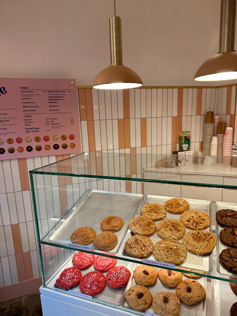 A balanced diet is a cookie in each hand 🍪

Plus, it's almost Christmas, so calories don't count! ✨

Floozie cookies are vegan, filled in the middle, and the perfect snack to fuel your Christmas shopping 🙌🏻

Stop by the next time you're in central London!