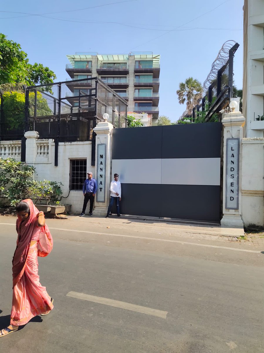 TeamSRKWarriors's tweet photo. And this is how our #Mannat new Gate &amp; the Diamond Name Plates look in the day light ❤️

Absolutely stunning isn't it? 🔥

Thank You #ShahRukhKhan &amp; #GauriKhan ❤️ https://t.co/2IlFBqX60t