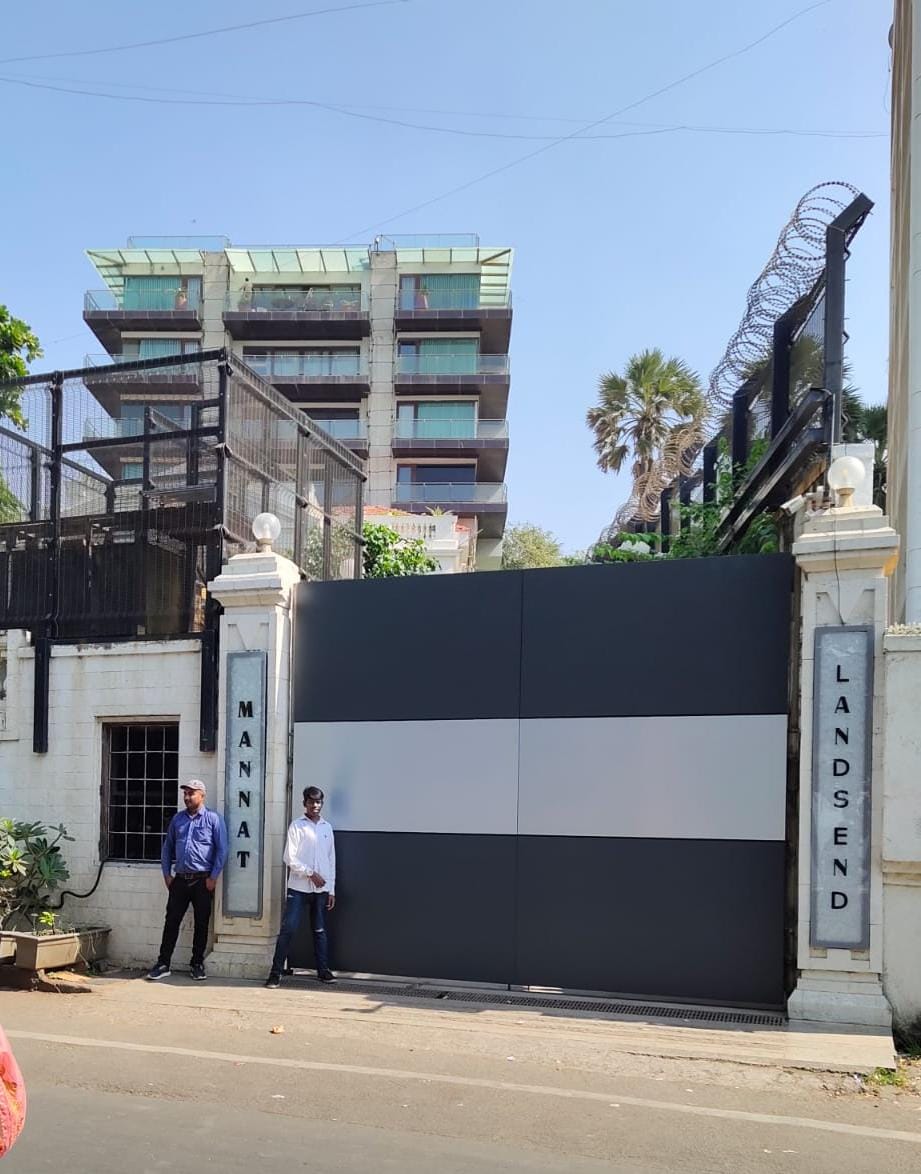 TeamSRKWarriors's tweet photo. And this is how our #Mannat new Gate &amp; the Diamond Name Plates look in the day light ❤️

Absolutely stunning isn't it? 🔥

Thank You #ShahRukhKhan &amp; #GauriKhan ❤️ https://t.co/2IlFBqX60t