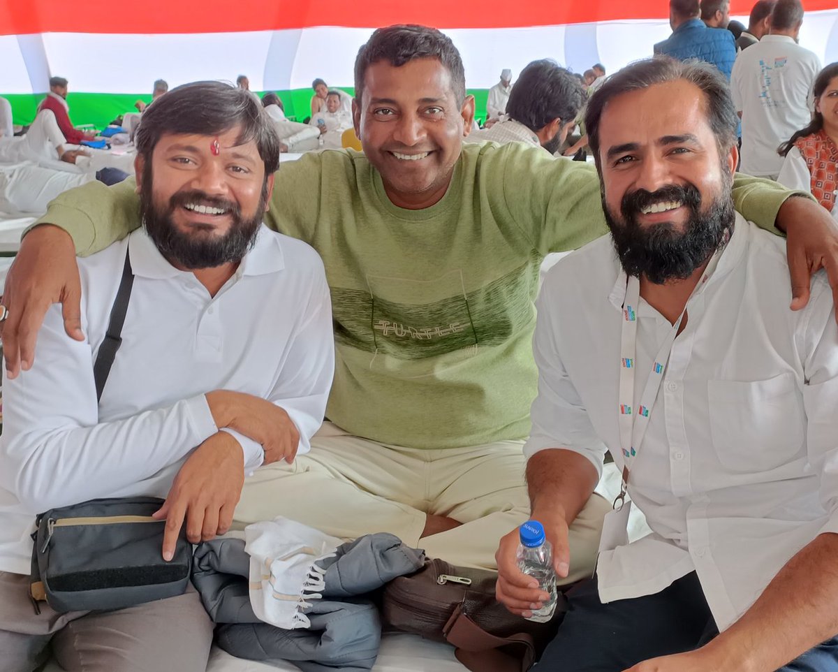 keshavyadaviyc's tweet photo. लहरें क्या गिनते हो, नदी की धार बदलने हैं।
पतवार बदलकर देख चूके, अब मल्लाह बदलने हैं। https://t.co/oKhXsMSFVP