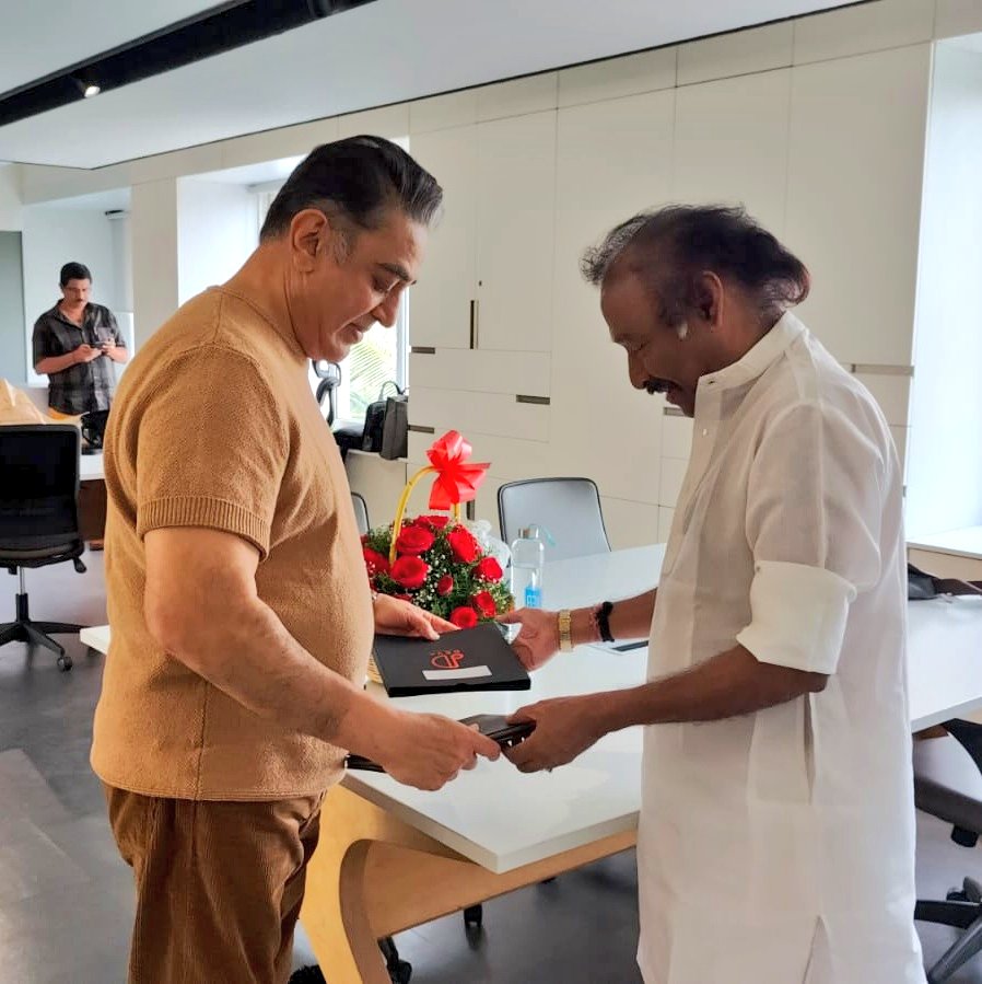 'Thenisai Thendral' Deva (@ungaldevaoffl) on Twitter photo Tq Dear #Ulaganayagan <a href="/ikamalhaasan/">Kamal Haasan</a> Sir 🎼🙏🏼😊
#devathedeva
<a href="/BlackSheepTamil/">Black Sheep</a>
<a href="/RIAZtheboss/">RIAZ K AHMED</a>
<a href="/V4umedia_/">V4U Media</a> Tq Dear #Ulaganayagan <a href="/ikamalhaasan/">Kamal Haasan</a> Sir 🎼🙏🏼😊
#devathedeva
<a href="/BlackSheepTamil/">Black Sheep</a>
<a href="/RIAZtheboss/">RIAZ K AHMED</a>
<a href="/V4umedia_/">V4U Media</a>