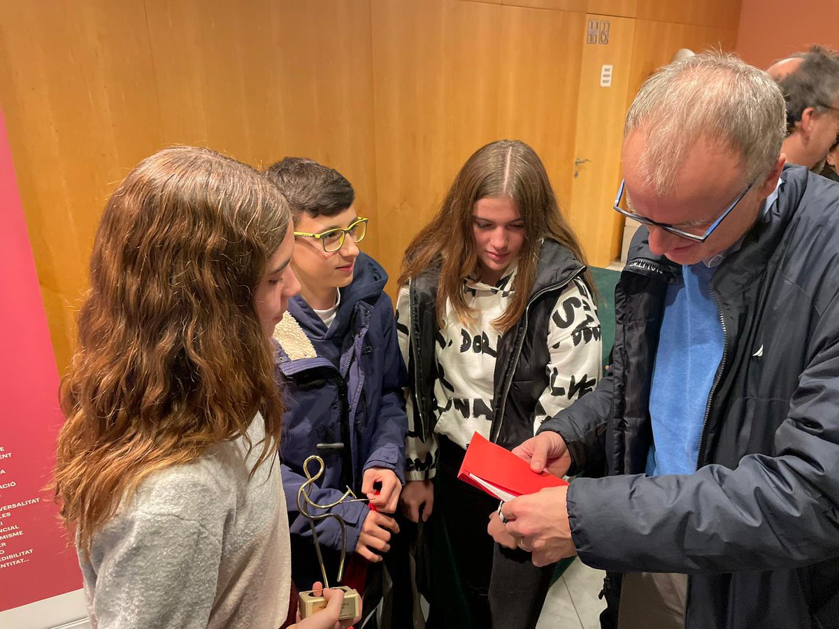 VedrunaVila's tweet image. Vedruna Vilafranca guanya el concurs de la premsa comarcal de Catalunya! 👏🏼  Un ordinador, un futur el reportatge dels alumnes Mireia, Anna i Jan ha estat considerat el millor i els alumnes han entregat a la xarxa solidària Labdoo una dotació econòmica del premi.
Enhorabona! 👏🏼