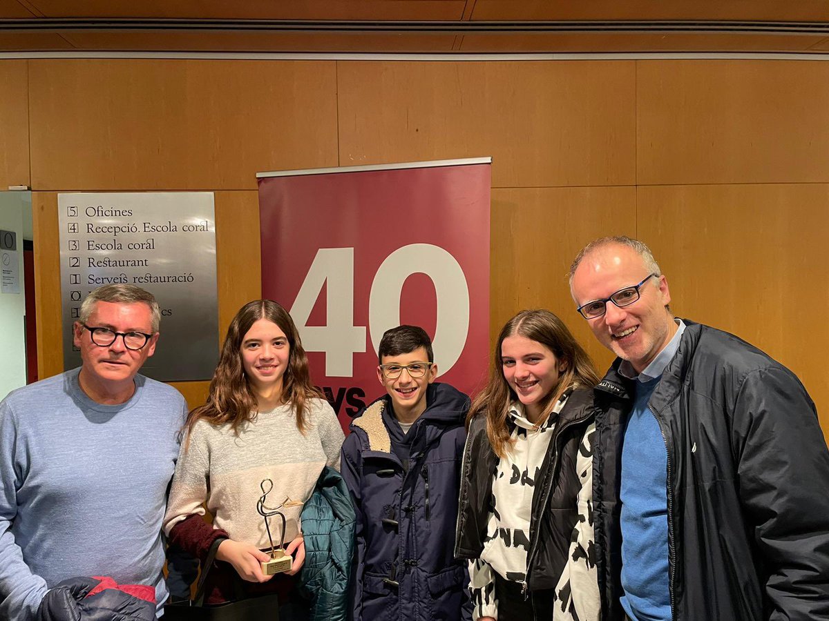 VedrunaVila's tweet image. Vedruna Vilafranca guanya el concurs de la premsa comarcal de Catalunya! 👏🏼  Un ordinador, un futur el reportatge dels alumnes Mireia, Anna i Jan ha estat considerat el millor i els alumnes han entregat a la xarxa solidària Labdoo una dotació econòmica del premi.
Enhorabona! 👏🏼