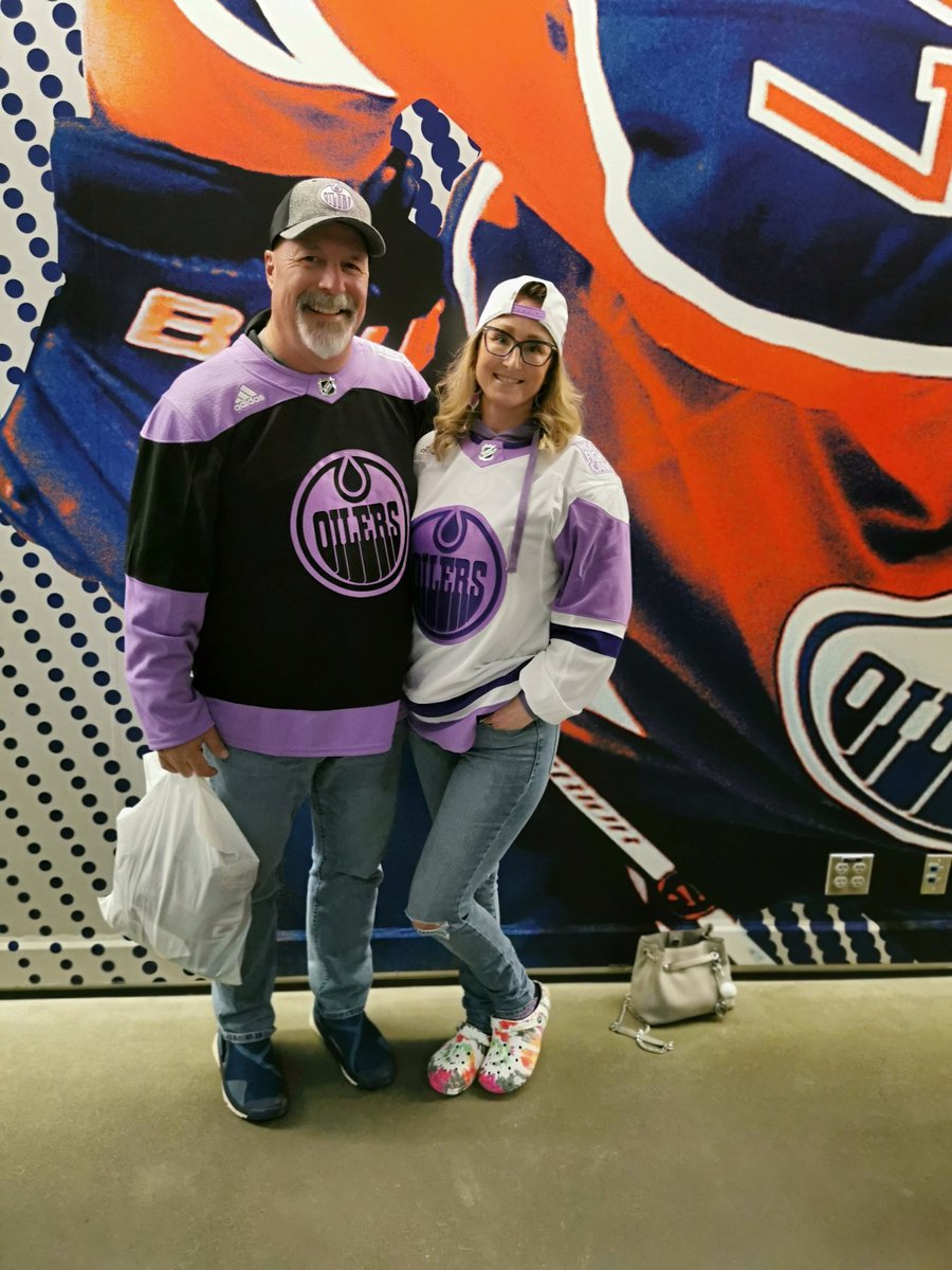 OILanatude's tweet photo. Thank you @edmontonoilers for our annual #HockeyFightsCancer night. We fight for those who can't fight for themselves, for a cure & for my granny! #letsgooilers #puckcancer #ifightfor
@Comnmanreally https://t.co/JzjqmF1gBL