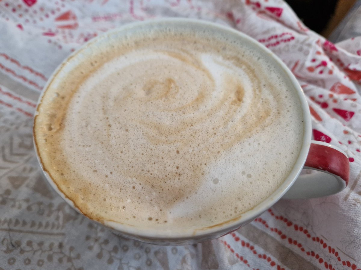 Guten Morgen ☕, es geht doch nichts über einen
#sonntagsmilchkaffee 😋😋😋