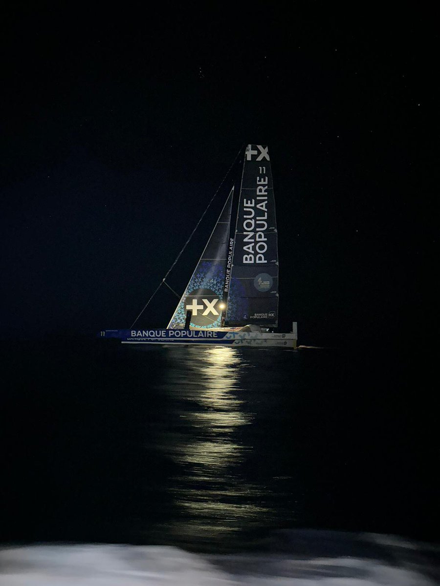 Le Maxi Banque Populaire apparaît dans la nuit !👋✨

L'Ultim et Armel sont désormais au large des côtes guadeloupéennes 🥰

#AllezArmel #PassionVoile

📸 <a href="/easyridevideos/">Easy Ride</a> / BPCE