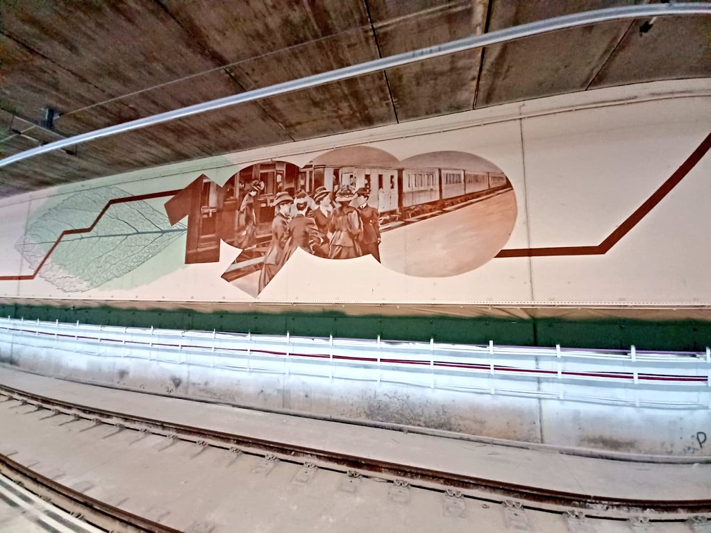 Adif_es's tweet photo. 👨‍🎨🚉 ¡#StreetArt para viajar en el tiempo! La nueva #estación de Sant Andreu acoge el mayor mural de arte urbano que se realiza en una instalación ferroviaria de España 👇 https://t.co/v1RYdCf20y
