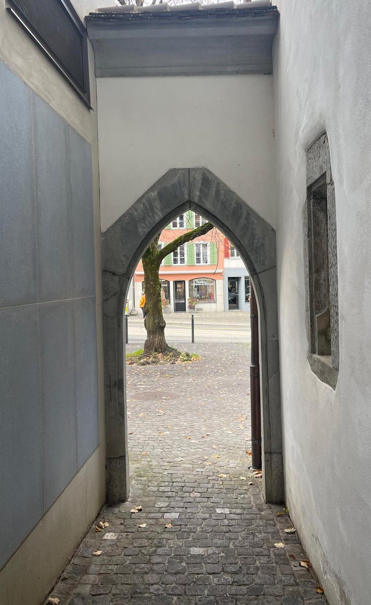 Nella tempesta è importante fare il primo passo e poi camminare. Si aprono un mondo nuovo e ti rendi conto che se stavi fermo la sentivi più forte e avresti provato più freddo. Pensarci è rendersi conto dell'importanza delle cose che lasciate andare via,... a casa. Buona giornata