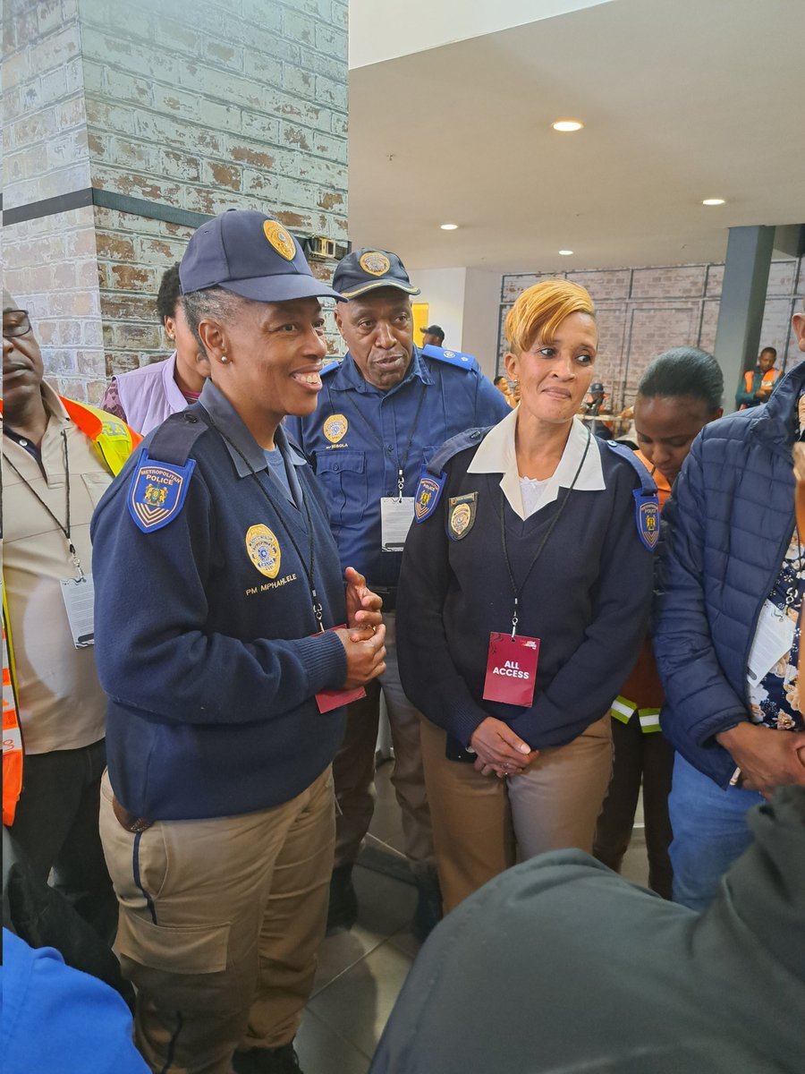 CityofJoburgZA's tweet photo. Mayor @mphophalatse1 and MMCs met the hard-working multi-disciplinary team that keep VOC afloat and thanked them for their amazing work. #VirginActive947RideJoburg #ExploreJoburg #CityEventsJOC #OwnJoburg #SoundsOfJoburg ^NJ https://t.co/1Vb6cS5KTt