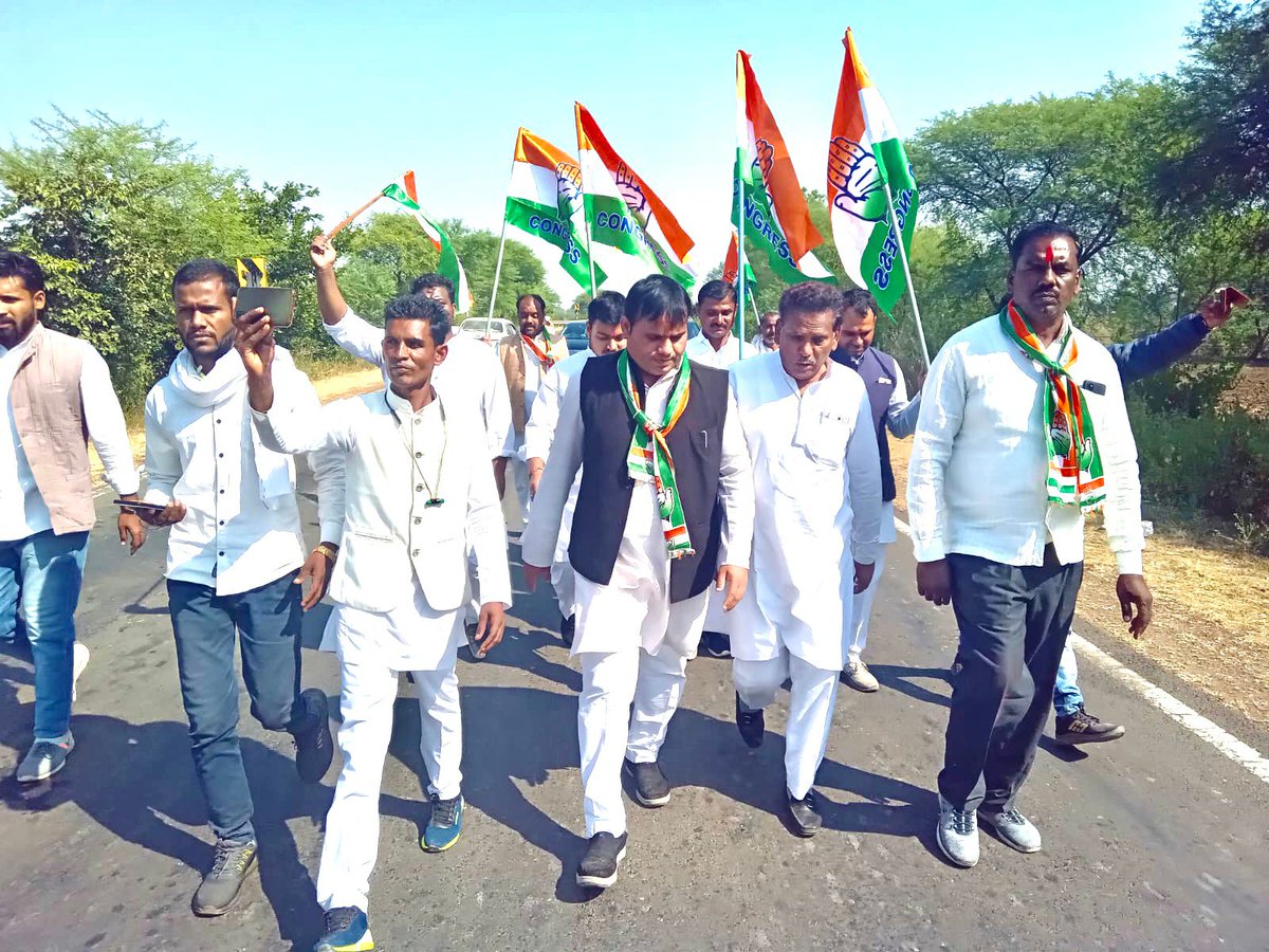 INCMP's tweet photo. भारत जोड़ो यात्रा के समर्थन में कांग्रेस नेता प्रदीप अहिरवार जी के नेतृत्व में कुरवाई विधानसभा में भारत जोड़ो उपयात्रा का आयोजन किया गया।

#BharatJodoYatra https://t.co/UBQi6Wk5Hd
