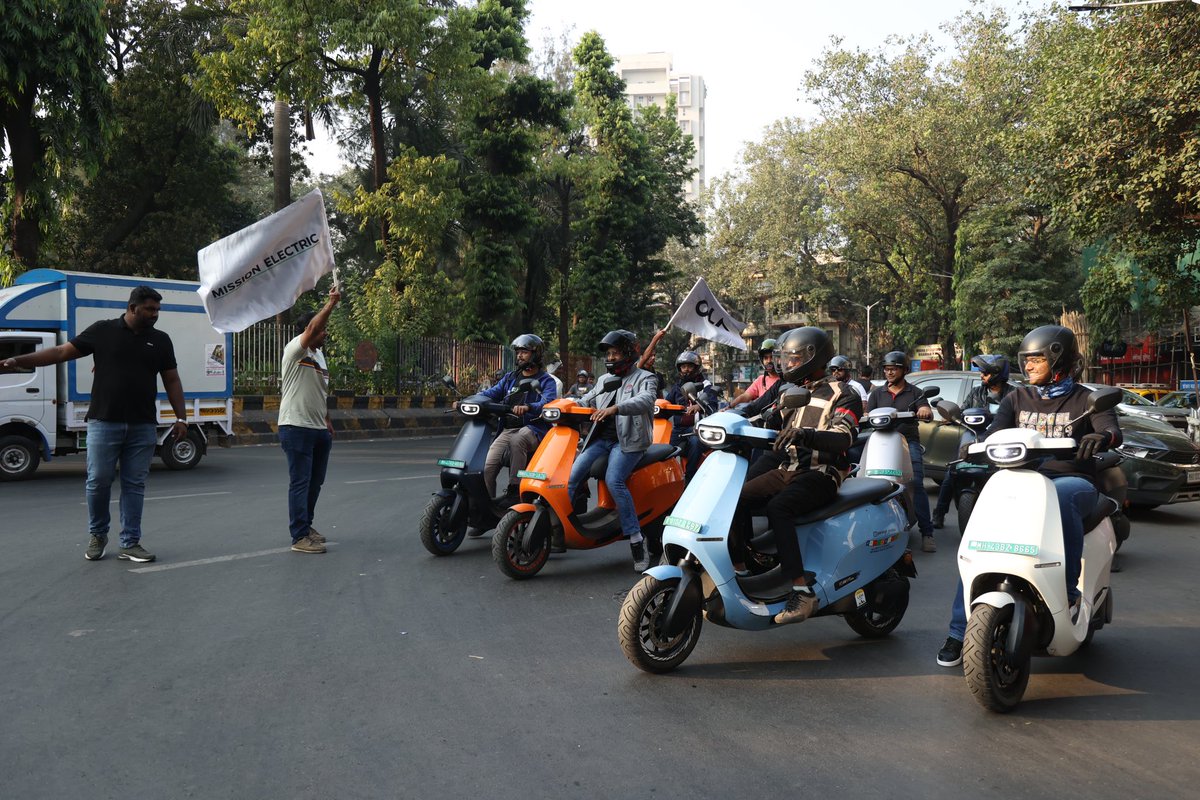 OlaElectric's tweet photo. Yesterday our revolutionaries hopped on their Ola scooters to go on a hypercharged ride. From aamchi Mumbai to Pune, they made pitstops at the iconic Ola Hyperchargers and recharged to reach the final destination - Pune Experience Centre.🛵 https://t.co/BXhKCHIY81