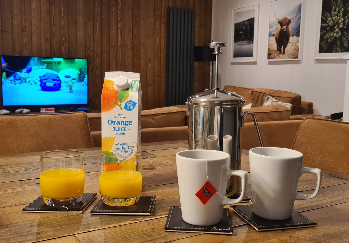 It might be a rainy Sunday morning but we have all the cosy vibes in Aspen Lodge with @YorkshireTea #lazysunday #yorkshiretea #rainysunday https://t.co/XQnERc5Cqj