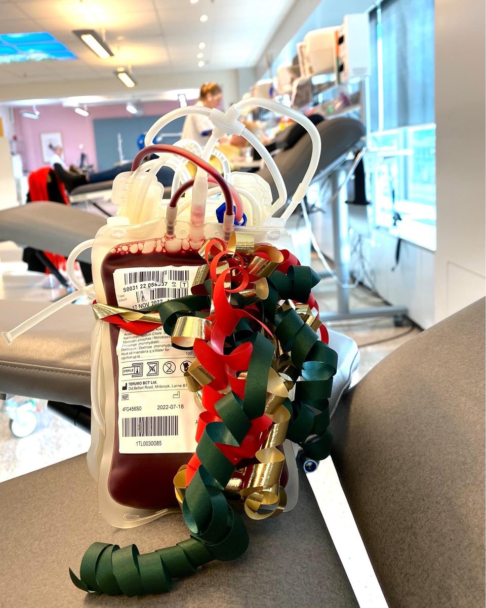 Det hemstickade plagget är en väldigt fin gåva, men GeBlod vill också lyfta blodpåsen som årets julklapp, av flera anledningar. Den är gratis att ge bort, den garanterar dig en lugn stund i julstressen, och inte nog med det så räddar den upp till tre människors liv. 
Välkommen ❤️