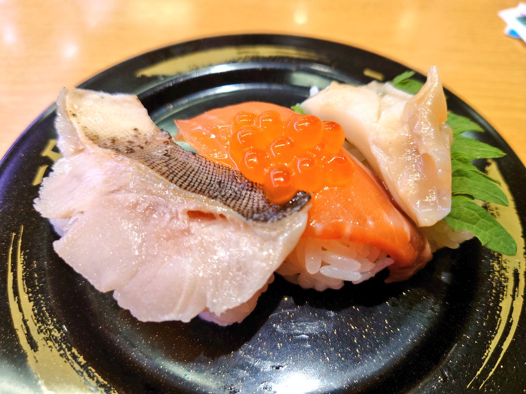 は、スシローにしました〜😸🍀 北海道祭をしていて、お寿司以外でも函館のあじさいラーメン監修の塩ラーメンや も美味しかったで〜す😸🍀
