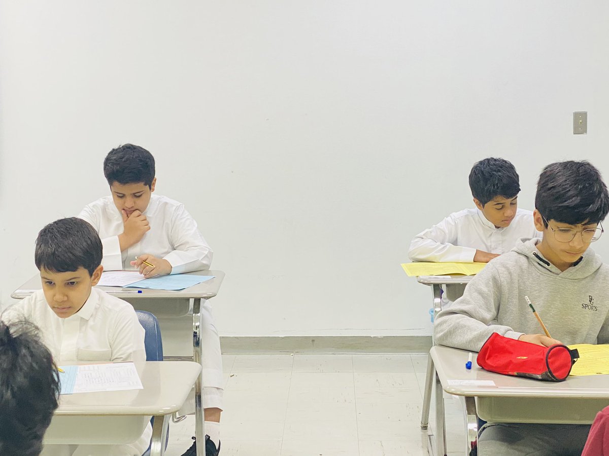 طلاب مدرسة #متوسطة_الإمام_عاصم بـ #الهيئة_الملكية_بالجبيل يؤدون اختبارات الفصل الدراسي الأول للعام ١٤٤٤هـ . 
#طموحنا_عال