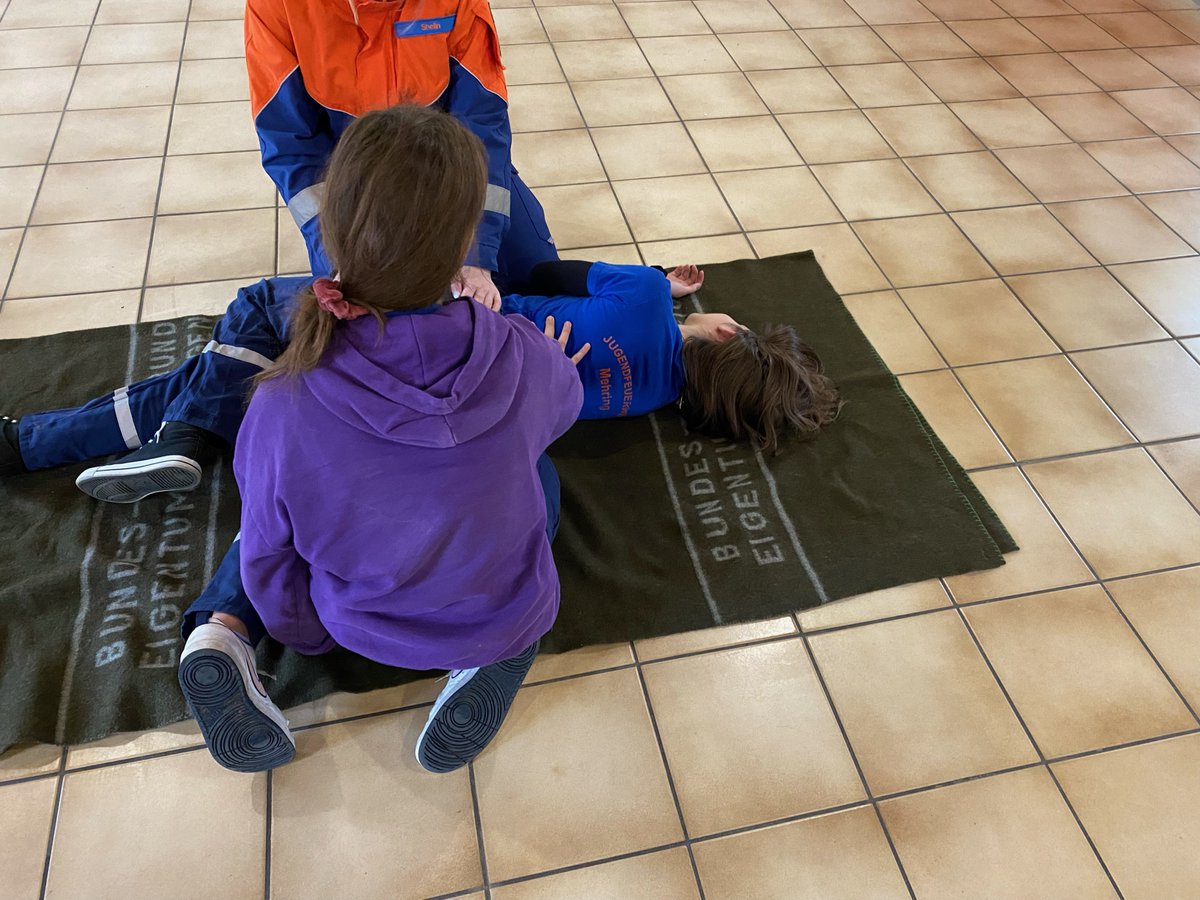 💪🚒Jugendflamme Stufe 1 🚨
Am vergangenen Samstag stand die Abnahme der Jugendflamme Stufe 1 auf dem Übungsplan. 
Alle 15 Teilnehmer konnten an diesem Tag die Jugendflamme erfolgreich ablegen 😀. Wir gratulieren allen Teilnehmern zur bestandenen Prüfung 💪