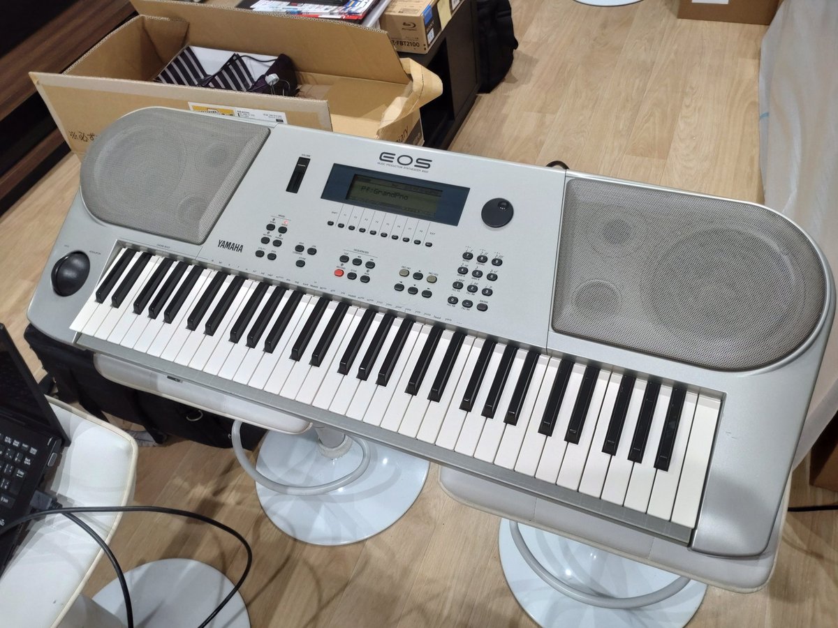 JSOGA's tweet photo. 部品取りに買ったジャンクの方が程度が良く2台持ち。

からの、虫が出てB900が増えて3台に。

部品取りして一台だけ残す予定が。

断捨離失敗。

#YAMAHA
#EOS #B500 #B900 https://t.co/37D6O2dQWV