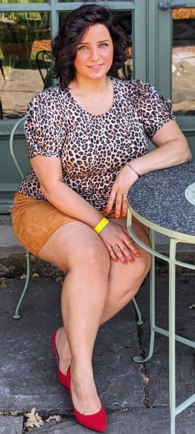 خلاص ناصر جوزي اخترلي ده بس واسع اوي من تحت انا اصلا مبلبسش كلوتات بحب الهوا وناصر كمان بيحبني اطلع كده المشكله في الموصلات الرجاله بتدخل ايديها جوه في لحمي وبيلعبو فيه كتير وريحه لحمي ومحنتي بتطلع مش هقدر اتحمل بجد من دلوقتي وريحه عرق ابزازي طلعت