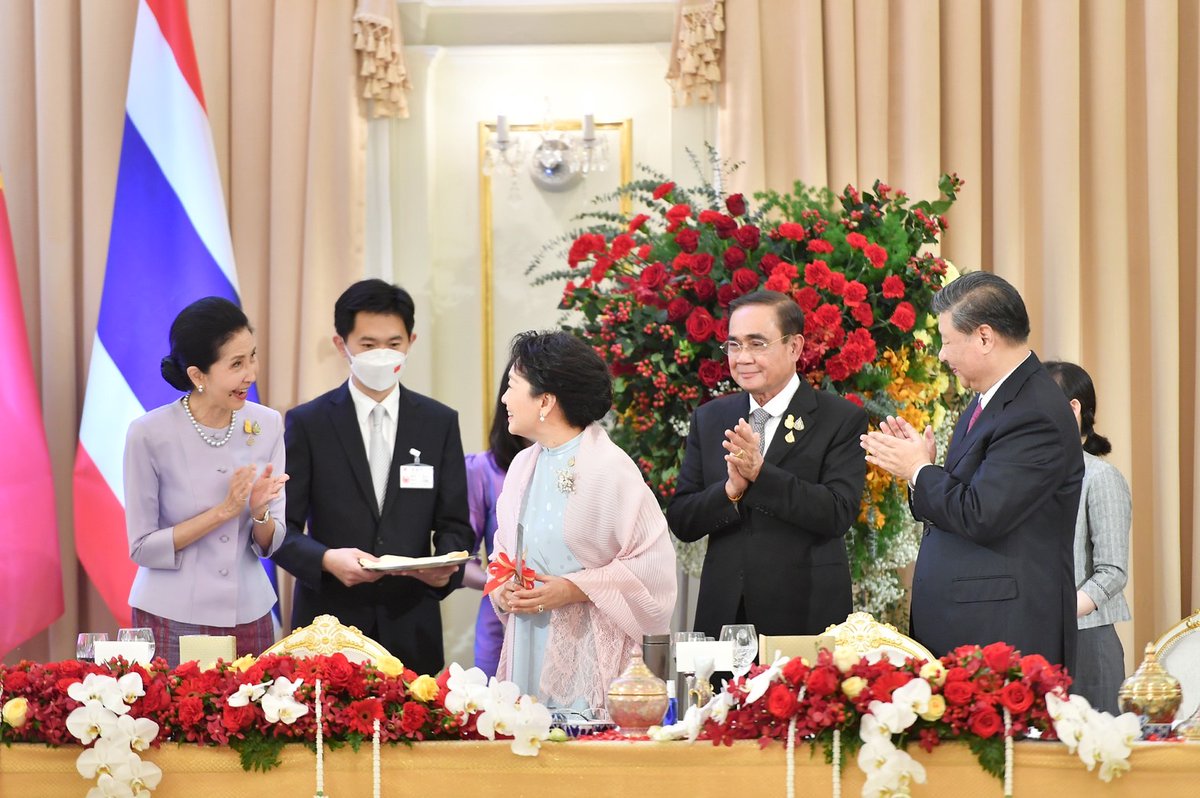 TipananOfficial's tweet image. รูปเค้ก (เมื่อวาน) ท่านนายกฯ และ ภริยา จัดเตรียมเค้กมาเซอร์ไพรส์วันคล้ายวันเกิด(20 พฤศจิกายน 2505) มาดามเผิง ลี่หยวน ภริยาของนายสี จิ้นผิง ประธานาธิบดีสาธารณรัฐประชาชนจีน #APEC2022THAILAND