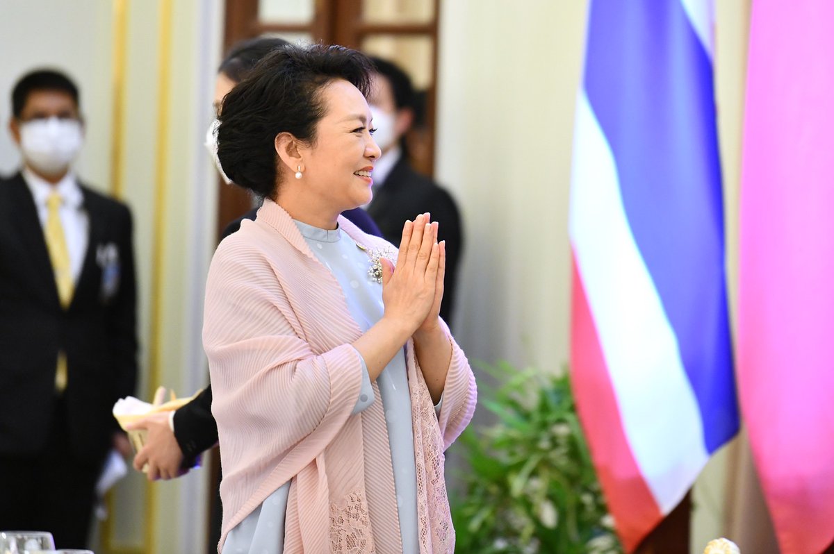 TipananOfficial's tweet image. รูปเค้ก (เมื่อวาน) ท่านนายกฯ และ ภริยา จัดเตรียมเค้กมาเซอร์ไพรส์วันคล้ายวันเกิด(20 พฤศจิกายน 2505) มาดามเผิง ลี่หยวน ภริยาของนายสี จิ้นผิง ประธานาธิบดีสาธารณรัฐประชาชนจีน #APEC2022THAILAND