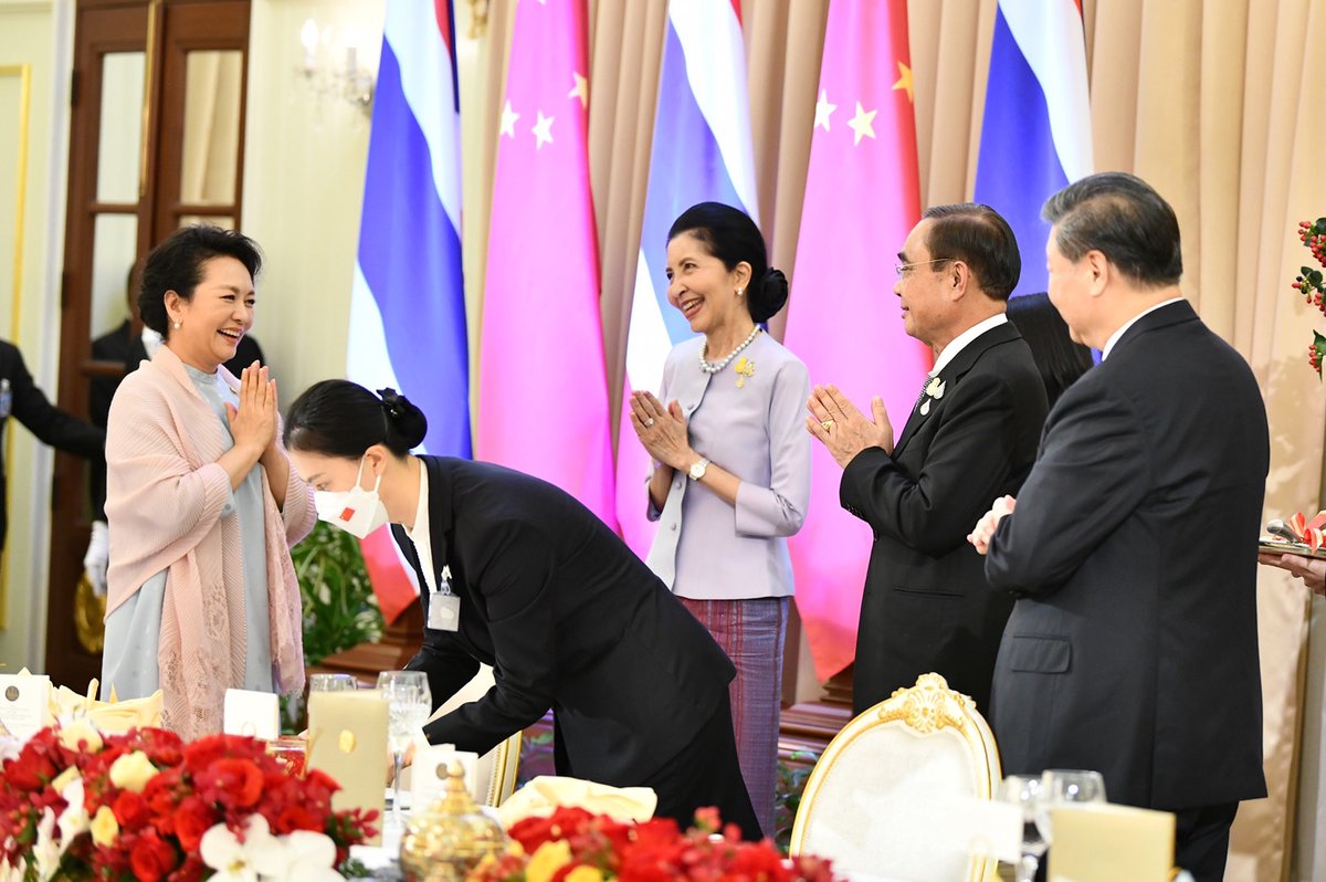 TipananOfficial's tweet image. รูปเค้ก (เมื่อวาน) ท่านนายกฯ และ ภริยา จัดเตรียมเค้กมาเซอร์ไพรส์วันคล้ายวันเกิด(20 พฤศจิกายน 2505) มาดามเผิง ลี่หยวน ภริยาของนายสี จิ้นผิง ประธานาธิบดีสาธารณรัฐประชาชนจีน #APEC2022THAILAND