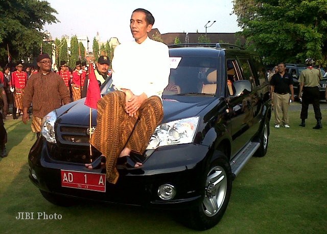 Hasbil_Lbs's tweet photo. Saya kalau lht fhoto ini, langsung terbesit dlm hati saya, knp tega bohongi rakyat Indonesia? Dan memang sampai saat ini gak pernah lihat mobil esemka seperti di fhoto ini di Jalanan. 

Pdhl lagi berkuasa, kna gk direalisasikan menjadi mobil nasional seperti malaysia (Proton)??? https://t.co/NxpvEx9fWJ