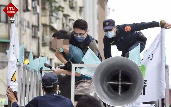 太誇張！居然拿美工刀威脅車上人員交出麥克風，幸好沒有發生見血意外，警察辛苦了。

【男子持刀闖陳時中遊行宣傳車 幸被警方及時制伏】
news.ltn.com.tw/news/politics/…

#陳時中 #宣傳車