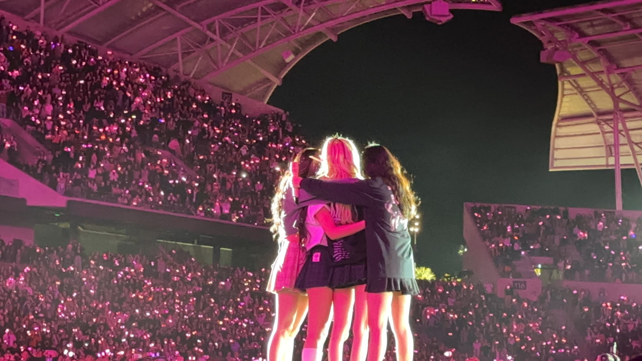 Fh_tF2-XoAIlyHm?format=jpg&name=large