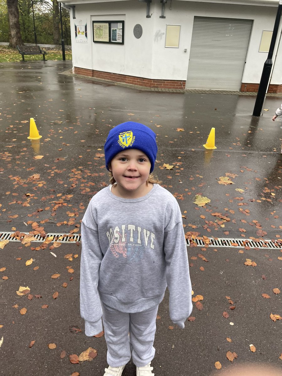 A wet @KLjnrparkrun for poppy this morning sporting her <a href="/HowardJuniorSch/">HowardJuniorSchool </a> hat 🧢 @Dahl_ClassHJS  <a href="/parkrunUK/">parkrun UK</a>