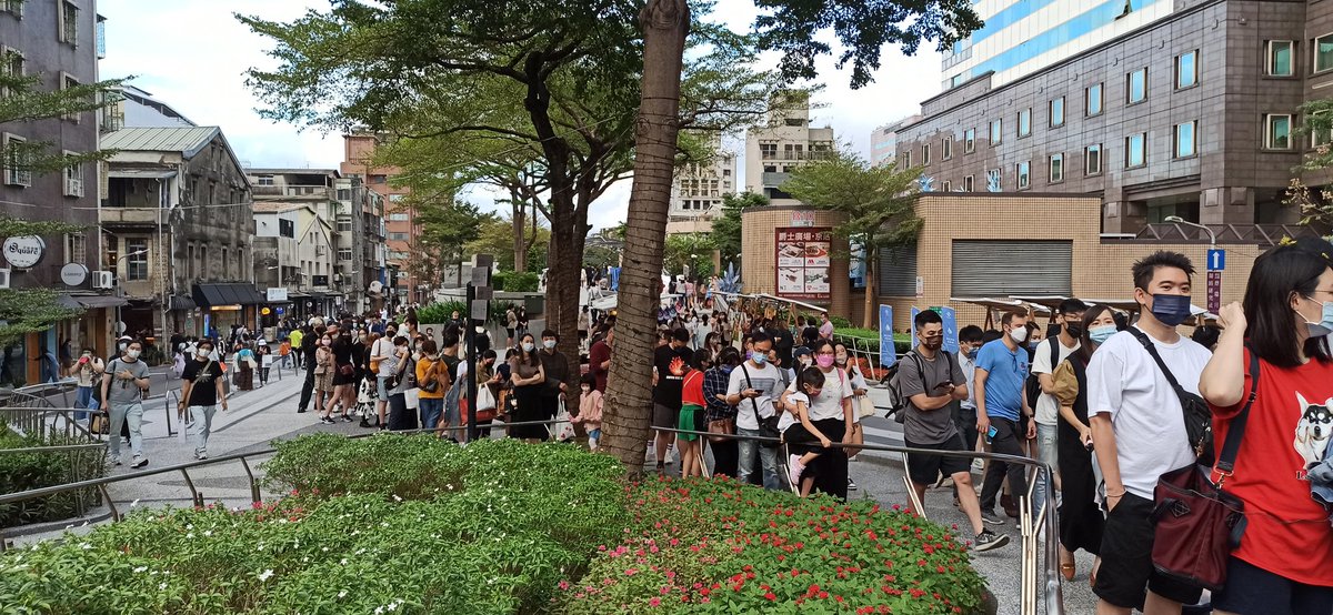 Hillinatrix's tweet photo. There's a queue..............................
....................................................
for photos in front of this mural?! 😵 #Taipei https://t.co/rQx4XOinQm