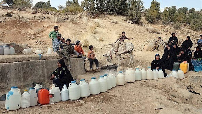 manimssn's tweet photo. @IranNewspaper در این تصاویر چه چیزی جز سومالی‌سازیِ ایران می‌بینید؟
(عکس‌ها مربوط به چندسالِ پیش است و ربطی به شرایطِ روز ندارد) https://t.co/LufYErtPYL