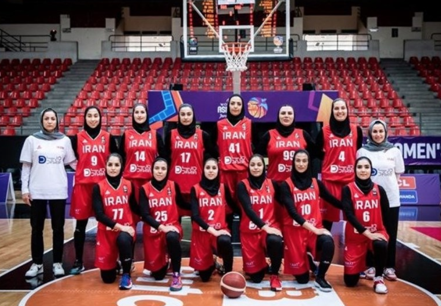 El equipo de baloncesto femenino iraní publica imagen por 1a vez sin velo con el lema #WomanLifeFreedomRevolution Saben que habrá represalias que les pueden costar la vida y aún así luchan. Incomprensible q aquí el feminismo siga callado #MashaAmini #powerdressing #IranRevolution