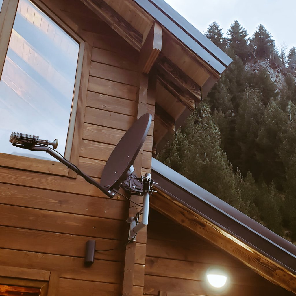 Një lidhje Interneti Satelitore është përgjigjja e menjëhershme për nevojën tuaj për të qenë online kudo që banoni ose bëni biznes! Shpejtësi 30-50 Mbps në çdo pikë në Shqipëri dhe Kosovë!