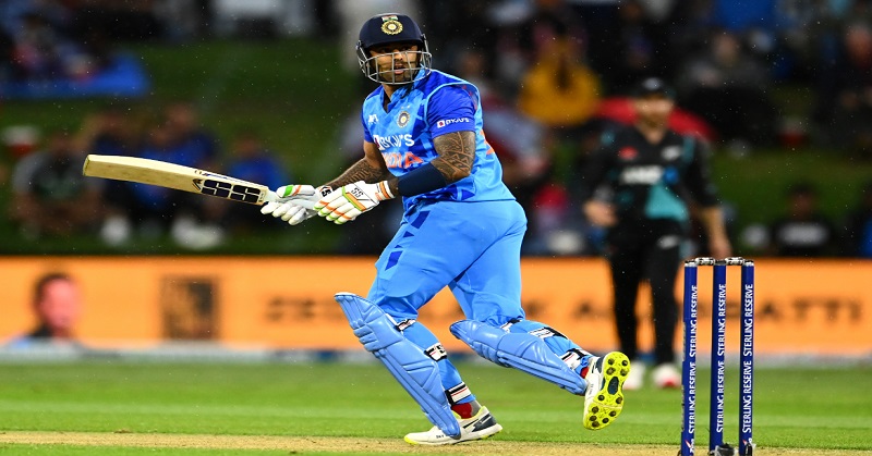 rohitpandeyee's tweet image. “फ्लॉवर समझा है क्या फायर है मै” suryakumar yadav