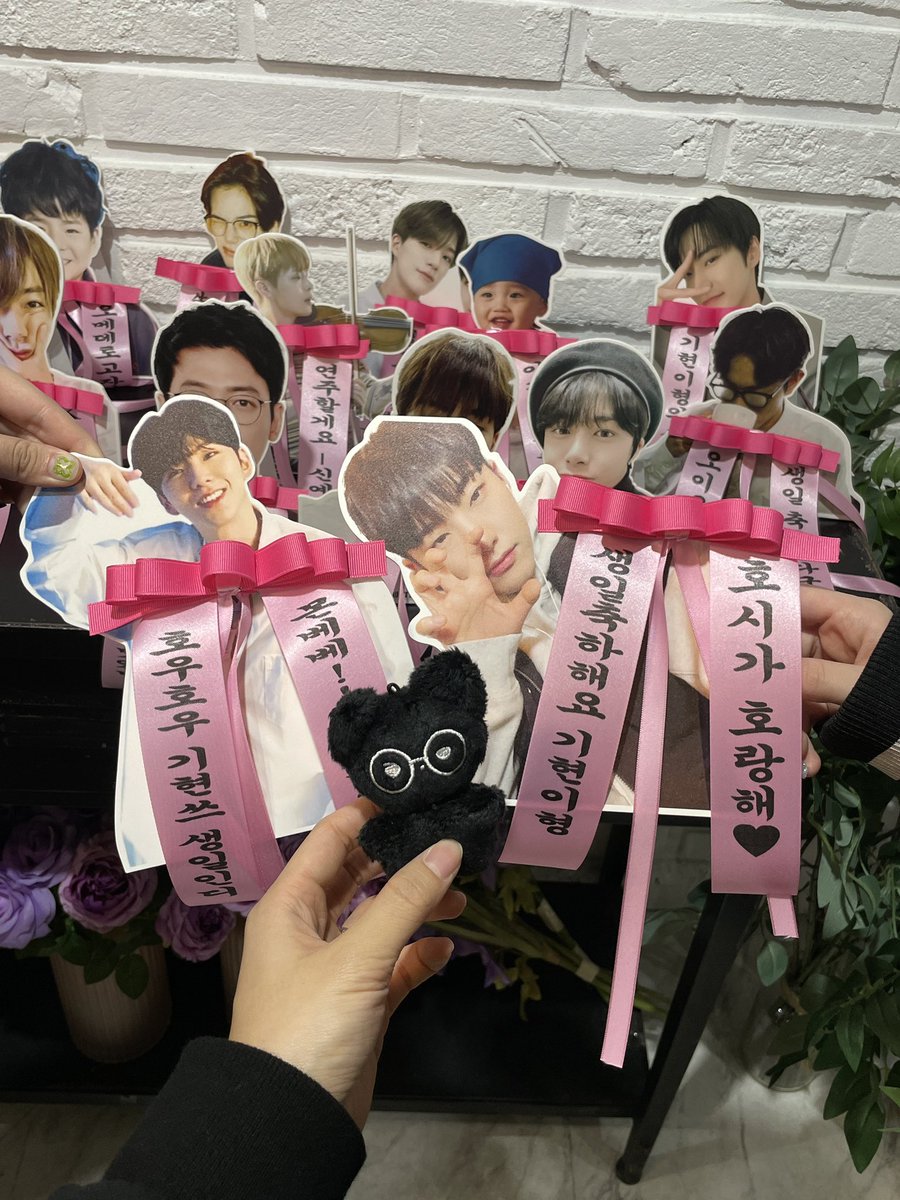 only_jww's tweet photo. 우리 먼지 기현이형 생일 추카하러 와써요~
너무 귀엽고 샤랄라함~
미치 고생많아따~🍀🤍

#Yoo_got_secrets
#똑똑_몬베베_내생일에_뭐하시나 https://t.co/JsDFjtItBv