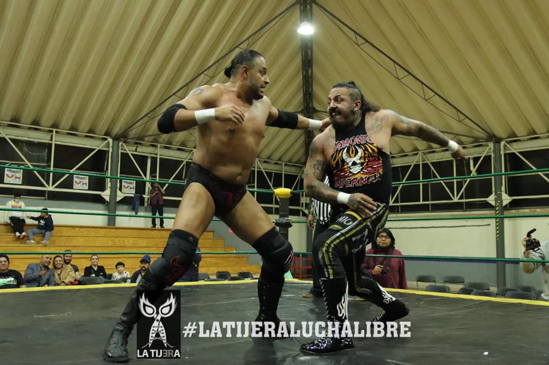 LaTijeraLucha's tweet image. en los primeros monarcas de tríos de #LuchaLibreCM al faulear a #DemonioInfernal, #AtomickStar y #FreseroJr; quienes a pesar de la derrota siguieron tirando golpes y "sillazos" volviendo el gimnasio en un campo de guerra,en el que se piden revanchas por los diferentes cinturones.