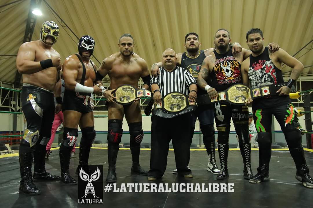 LaTijeraLucha's tweet image. en los primeros monarcas de tríos de #LuchaLibreCM al faulear a #DemonioInfernal, #AtomickStar y #FreseroJr; quienes a pesar de la derrota siguieron tirando golpes y "sillazos" volviendo el gimnasio en un campo de guerra,en el que se piden revanchas por los diferentes cinturones.