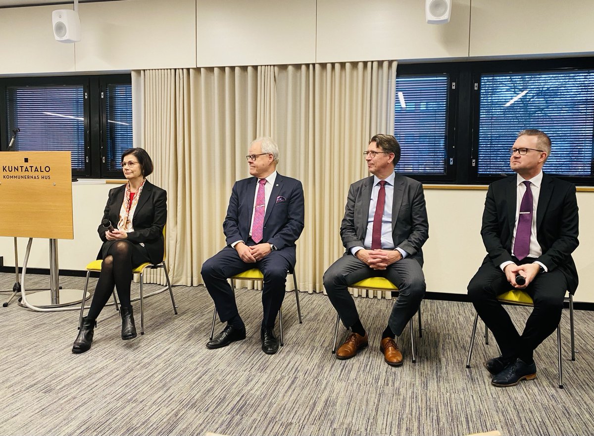 Vielä muutama viikko töissä. Viikonloppuna kuitenkin jo juhlittiin. Näistä hetkistä jää paljon muistoja. Kiitos @AnitaOKM <a href="/OlliLuukkainen/">Olli Luukkainen</a> <a href="/PasiArtikainen/">Pasi Artikainen</a> <a href="/PenttilaMika/">Mika Penttilä</a> hyvästä keskustelusta kuntaperustaisen koulutusjärjestelmän tulevaisuudesta. <a href="/Kuntaliitto/">Kuntaliitto | Kommunförbundet</a>