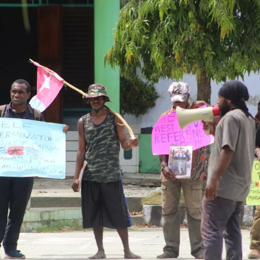 WestPapua1977's tweet photo. *3 Mantan Tapol Mahasiswa Kembali Lagi Ditangkap dan Ditahan karena Kibarkan Bintang Fajar di Kampus USTJ*
(Minggu, 13 November 2022)
(https://t.co/iV6n2z0xHq)
*#ReferendumYES #DialogNO #WelcomeUNHC_Westpapua
#HumanRightsAbuses #PIF #ACP #UnitedNation #OHRCHR #UNHRC https://t.co/HFEp8RJl4z