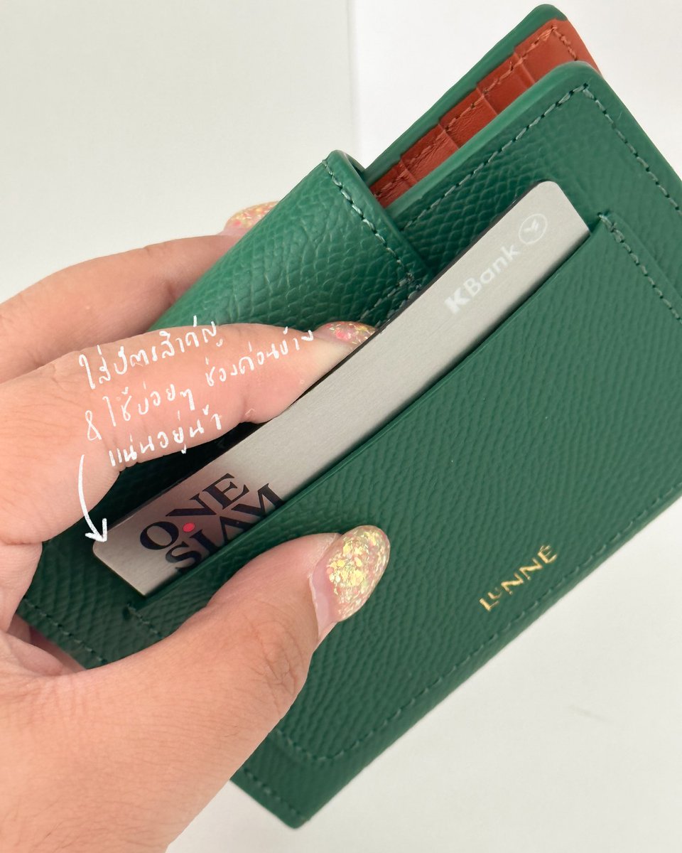 detailsoftoday's tweet photo. ช่องเสียบบัตรข้างหน้าน้ำจะเอาไว้เสียบพวก บัตร Atm , credit ที่วงเงินไม่เยอะมาก ใช้บ่อยๆ เพราะหายก็ไม่ปวดใจมาก แต่ในส่วนของช่องเสียบบัตร ส่วนตัวว่าแน่นดีนะคะ ต้องใช้แรงในการดึง บัตรไม่เคยหลุดเอง แน่นค่ะ ถือว่าเป็นข้อดี https://t.co/2K1vmYIIEt